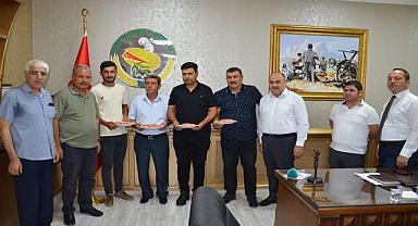 Yılın ilk mahsul kırmızı fıstığı pazara indi