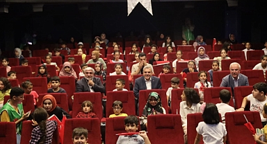 Başkan Beyazgül, çocuklarla birlikte film izledi