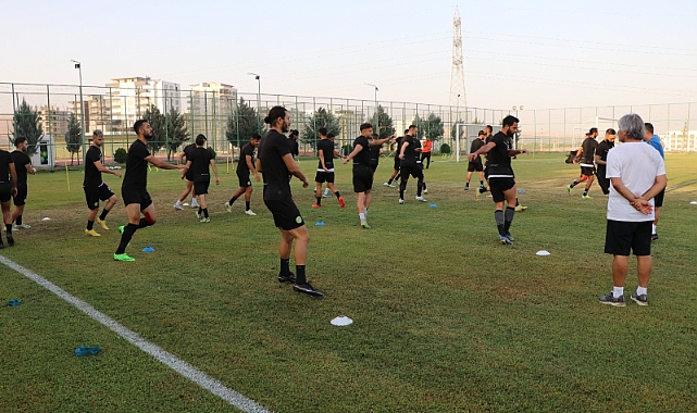 Futbolcular taraftarı maça davet etti