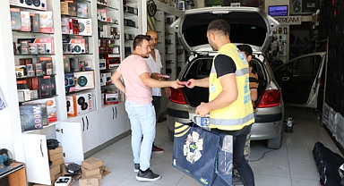 Haliliye'de vatandaşlara bayrak hediye edildi 