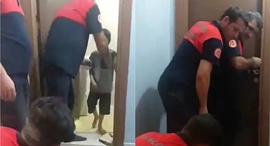 Kapıyı üzerine kilitleyen çocuğu itfaiye kurtardı