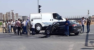 Şanlıurfa'da kaza! Minibüs otomobilin üstüne çıktı