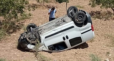 Şanlıurfa'da kontrolden çıkan araç tarlaya uçtu