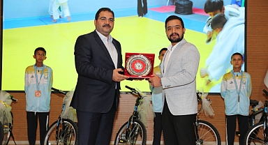 Başkan Canpolat derece yapan öğrencileri unutmadı 