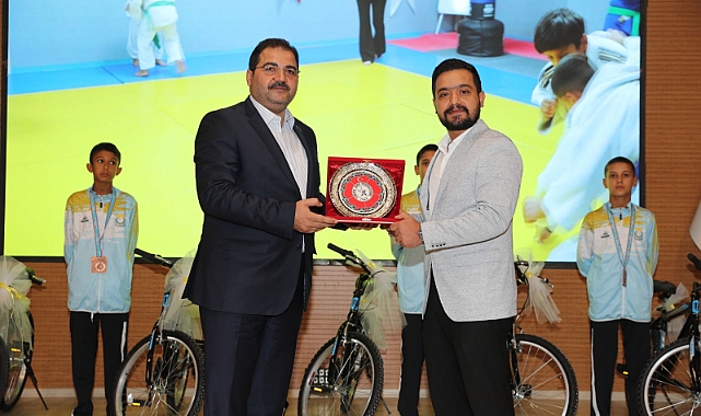 Başkan Canpolat derece yapan öğrencileri unutmadı