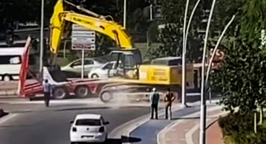 Dev kepçe tırdan yola düştü 