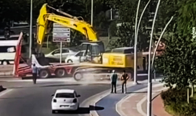 Dev kepçe tırdan yola düştü