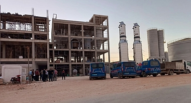 Fabrika inşaatında metal platform çöktü: 1 ölü, 4 yaralı   