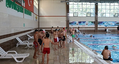 Gençler Büyükşehir Belediyesi havuzlarına akın ediyor