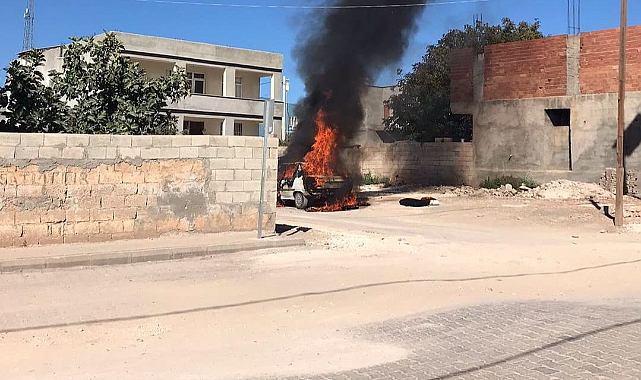 Hilvan'da bir araç yanarak küle döndü
