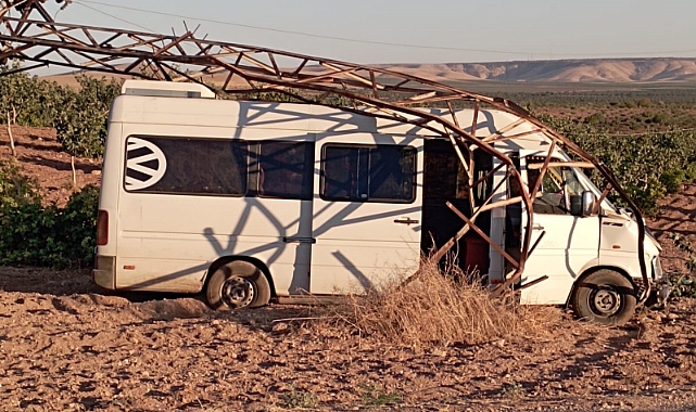 Hilvan'da faciadan dönüldü! Yüksek gerilim direği minibüsün üzerine düştü