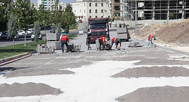 Karaköprü'de yollar üst yapı çalışmalarıyla yenileniyor