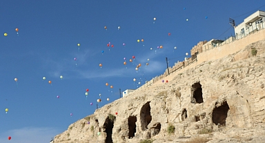Kızılkoyun Nekropol’ünde barış için balonlar gökyüzüne bırakıldı