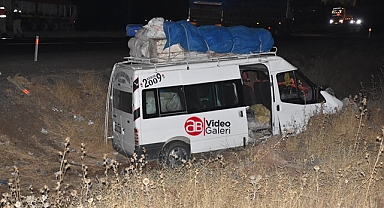 Şanlıurfa'da minibüs ile otomobil çarpıştı: 15 yaralı