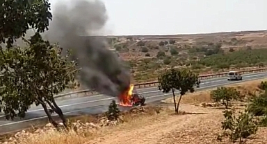 Suruç yolunda araç yangını! Küle döndü