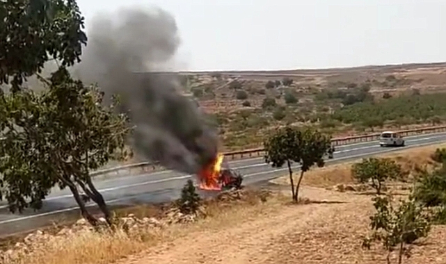 Suruç yolunda araç yangını! Küle döndü