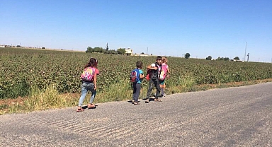 Taşımalı eğitim öğrencileri okula yürüyerek gidiyor