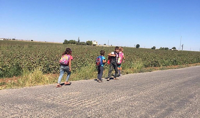 Taşımalı eğitim öğrencileri okula yürüyerek gidiyor
