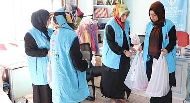 TDV'den yetim çocuklara kırtasiye yardımı