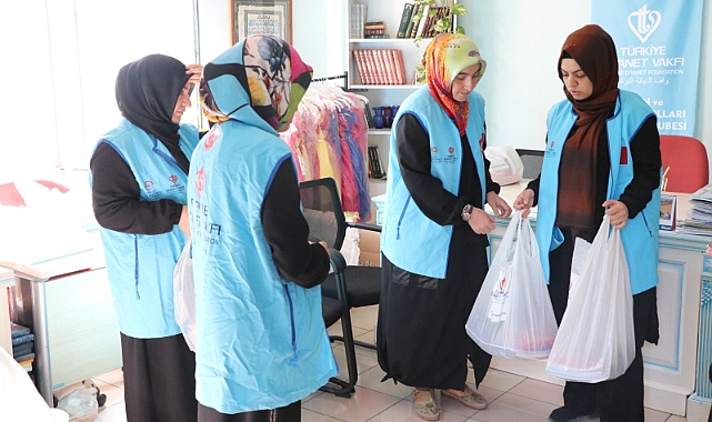 TDV'den yetim çocuklara kırtasiye yardımı