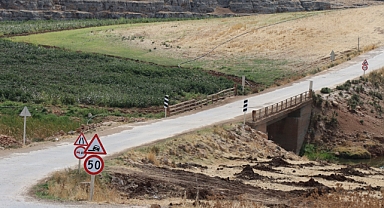 Viranşehir kırsal mahallelerinin yol levhaları yenilendi