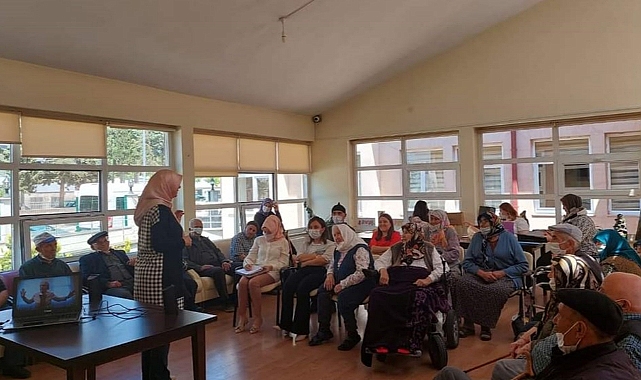 Yaşlılara güvenli internet kullanımı eğitimi