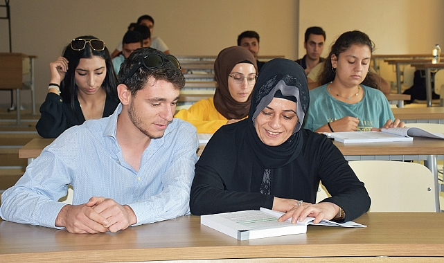 Anne ve oğul aynı sıralarda okuyacak!