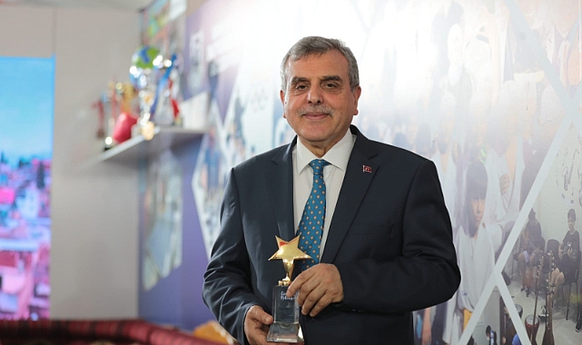 Başkan Beyazgül'e gençliğe yatırım ödülü