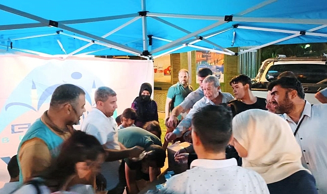 Eyyübiye Belediyesi kandil gecesi binlerce vatandaşa ikramda bulundu