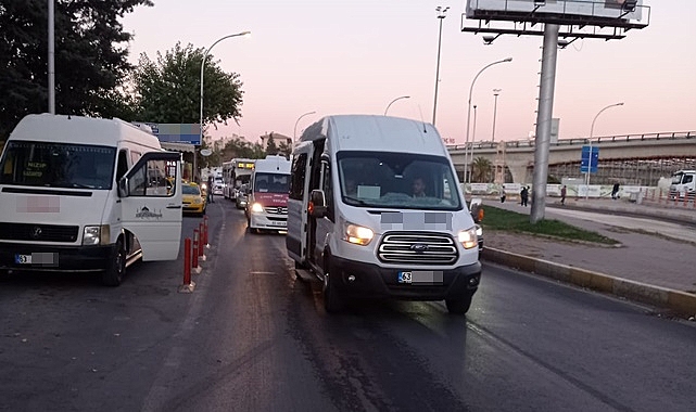 İlçe minibüsleri trafiği tehlikeye atıyor
