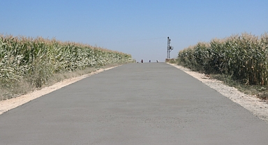 Kent kırsalında asfalt ve beton yol çalışması devam ediyor 