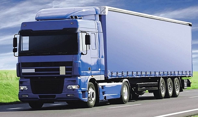 Kontrolden çıkan saman yüklü tır şarampole devrildi!