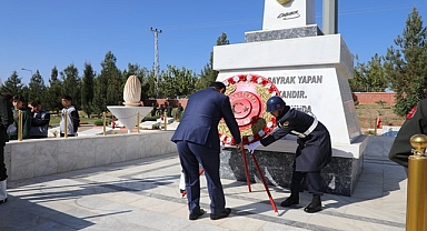 Osmanbey şehitliğinde çelenk sunma töreni düzenlendi
