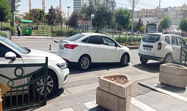 Sorumsuz sürücü yaya geçidini işgal etti