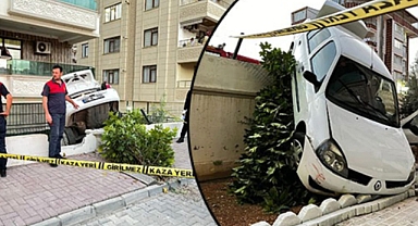 Urfa’da araç apartman bahçesine uçtu