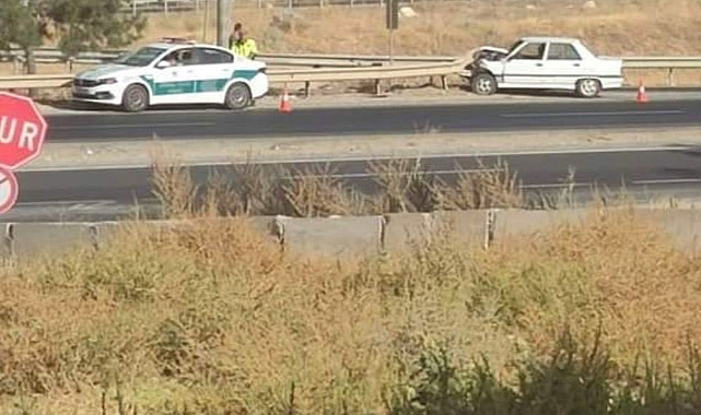 Urfa'da kontrolden çıkan otomobil bariyere girdi