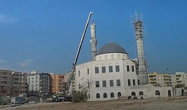 Urfa'da minareyi vinç yardımıyla kestiler