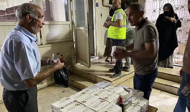 Viranşehir Belediyesi kandil simidi ikramında bulundu