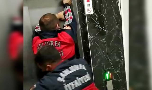 Asansörde mahsur kalan vatandaşları itfaiye kurtardı