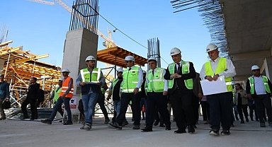 Başkan Beyazgül ile Vali Ayhan şehir hastanesi inşaatını inceledi