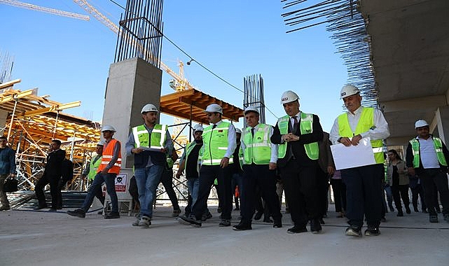 Başkan Beyazgül ile Vali Ayhan şehir hastanesi inşaatını inceledi