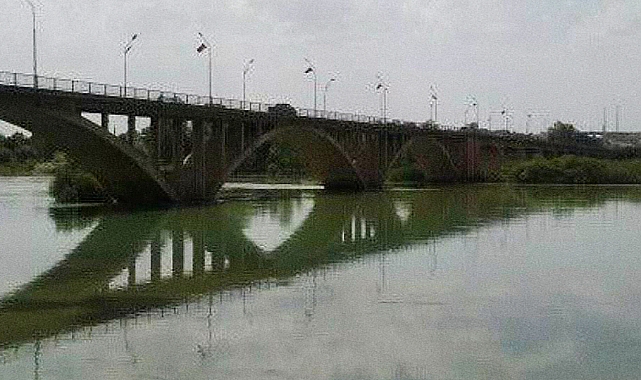 Birecik köprüsünden suya atlayan genç kurtarıldı