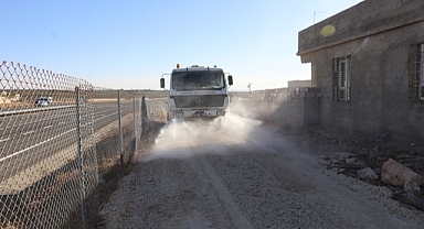 Geçit Mahallesin’de yollar çamurdan arındırıldı