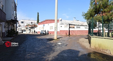 Hilvan’da caddenin ortasındaki elektrik direği ölüme davetiye çıkarıyor