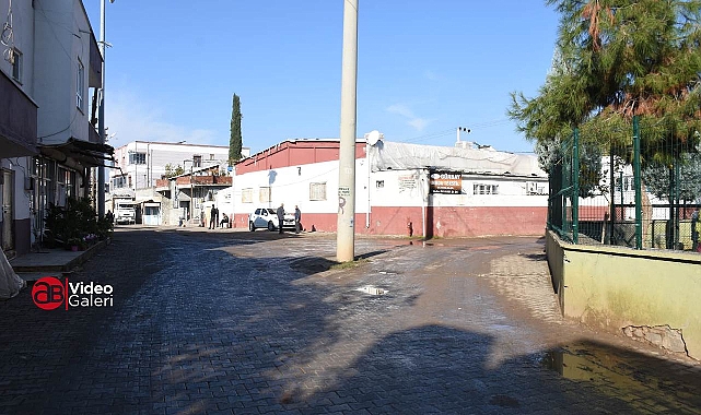 Hilvan’da caddenin ortasındaki elektrik direği ölüme davetiye çıkarıyor