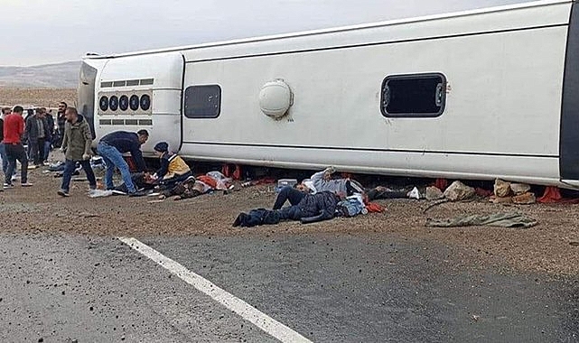 Kaçak göçmenleri taşıyan otobüs devrildi! Ölenler ve yaralılar var