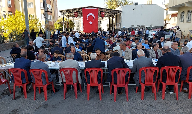 Karaköprü'de 10 bin kişiye yemek ikram edildi