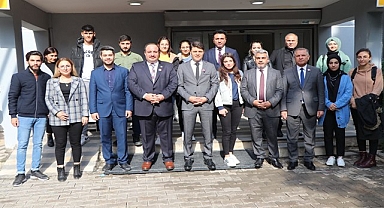 Kaymakam Çengel ve Başkan Ekinci, Öğrencilere kitap dağıttı