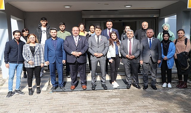 Kaymakam Çengel ve Başkan Ekinci, Öğrencilere kitap dağıttı