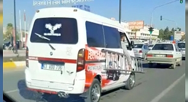 Şanlıurfa'da bir minibüs trafiği tehlikeye attı